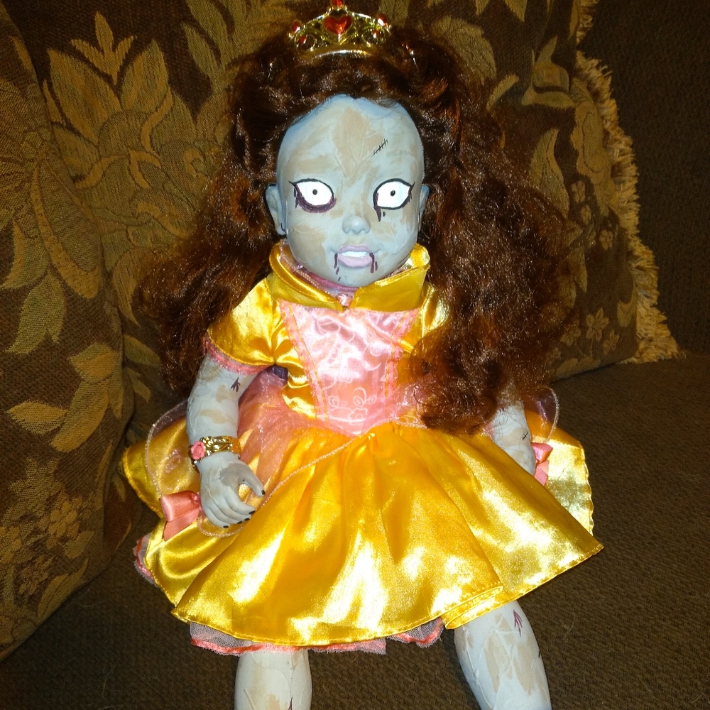 Belle as a zombie. 👍 Custom Art Doll